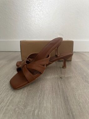 femflame Women’s Tan Kitten Heel Flip Flop slide on Sandals Size 6 Summer